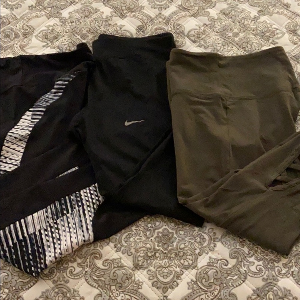 Women’s small bundle of 3 Capri leggings